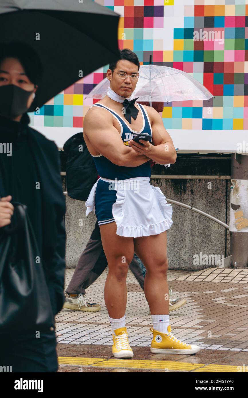https://c8.alamy.com/comp/2M5TYA0/a-muscular-man-in-maid-outfit-2M5TYA0.jpg