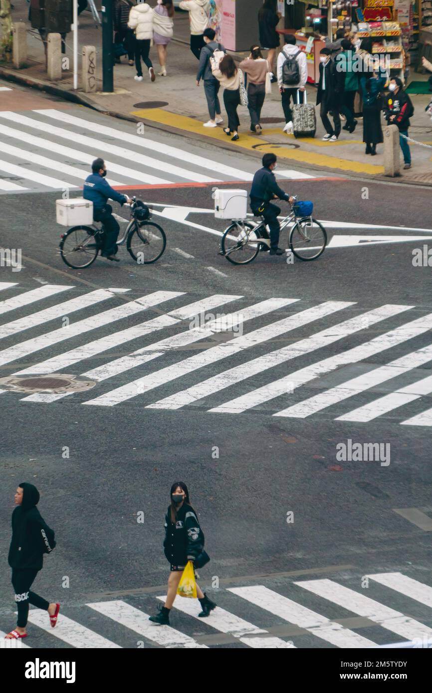 Cyclists and pedestrian crossing the Shibuya intersection Stock Photo