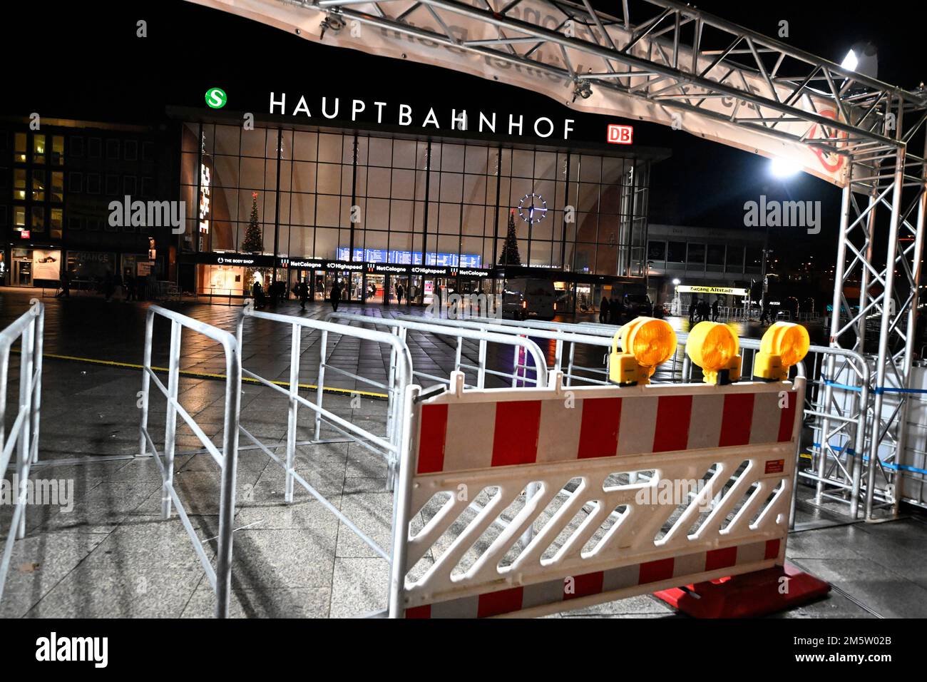 Cologne, Germany. 31st Dec, 2022. Barriers are in place at the main train station near the cathedral. Today at the turn of the year, a no-fireworks zone has been set up around the city's landmark. Credit: Roberto Pfeil/dpa/Alamy Live News Stock Photo