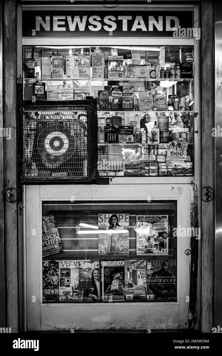 A New York newsstand subway station platform Stock Photo