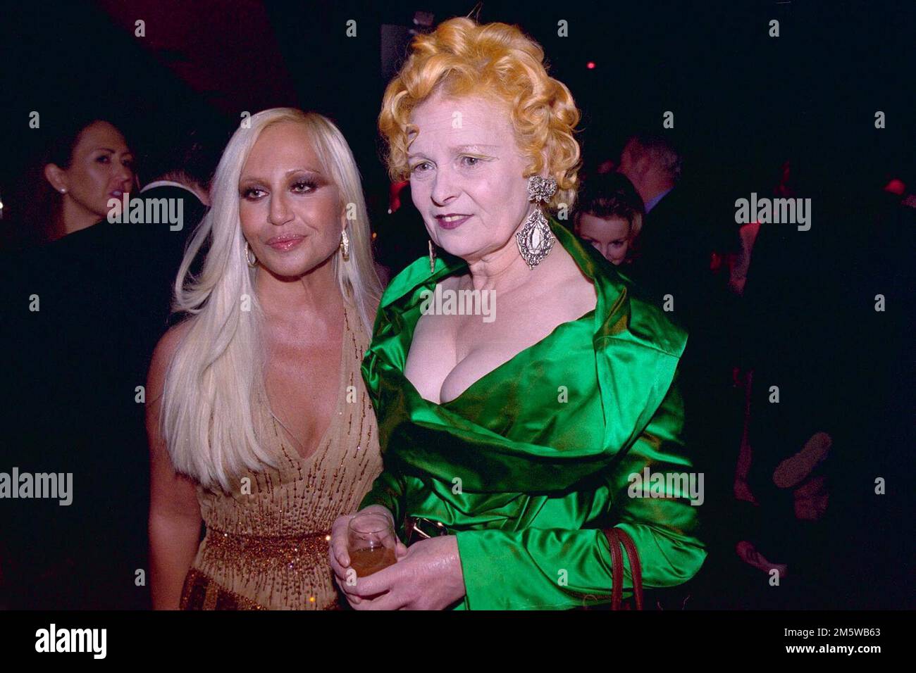 Event: Presentazione Profumo Versace Woman Location: Inghilterra Londra  Attica People: Versace Donatella, Westwood Vivienne Stock Photo - Alamy