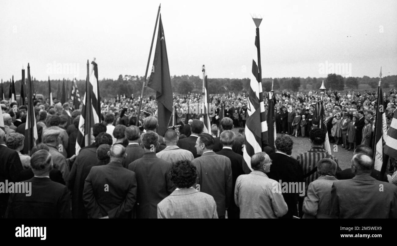With a memorial rally, here in 1958 in Bergen-Belsen, supporters of the Vereinigung Verfolgter des NS-Regimes (VVN) honoured victims of the Nazi Stock Photo