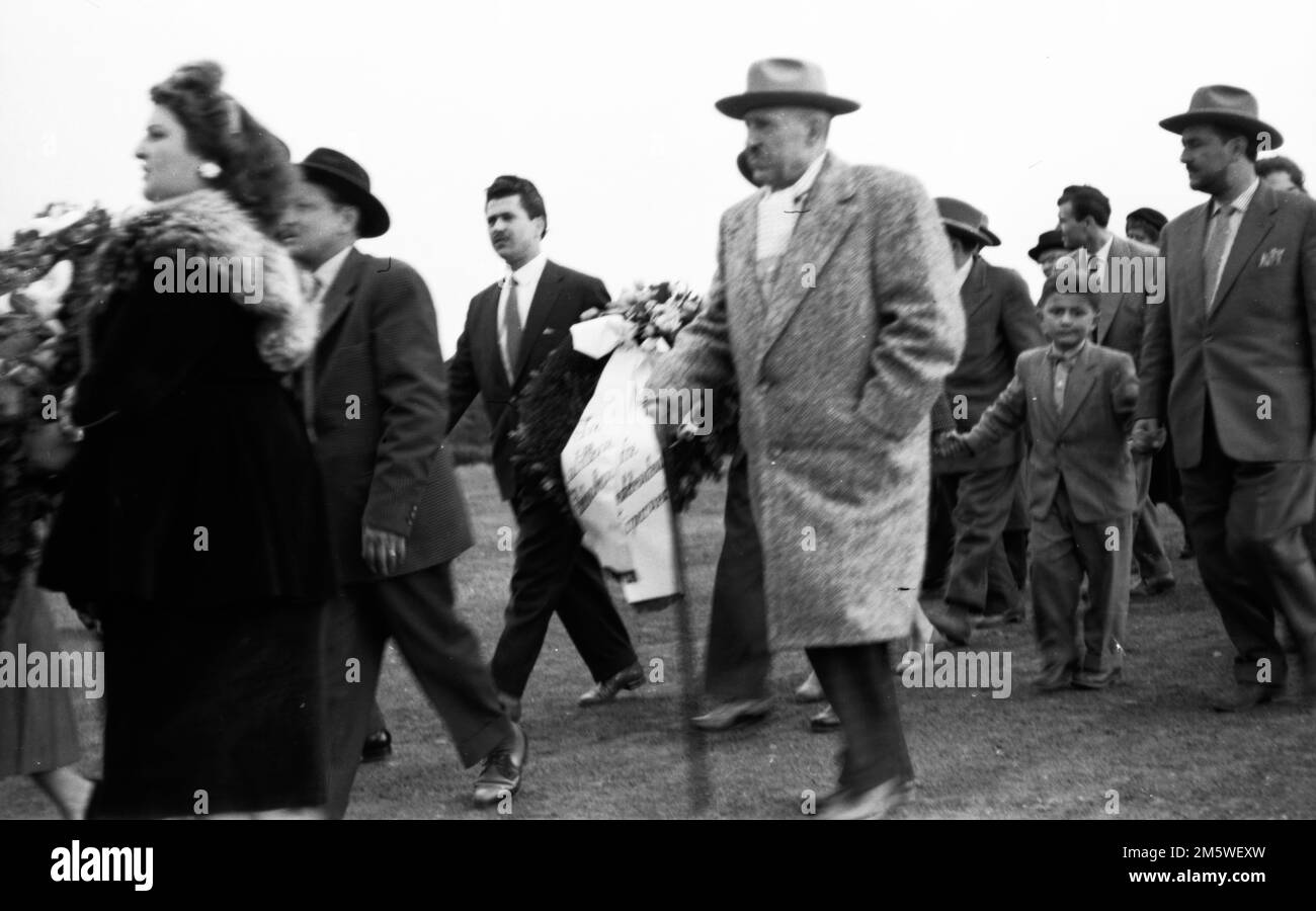 With a memorial rally, here in 1958 in Bergen-Belsen, supporters of the Vereinigung Verfolgter des NS-Regimes (VVN) honoured victims of the Nazi Stock Photo