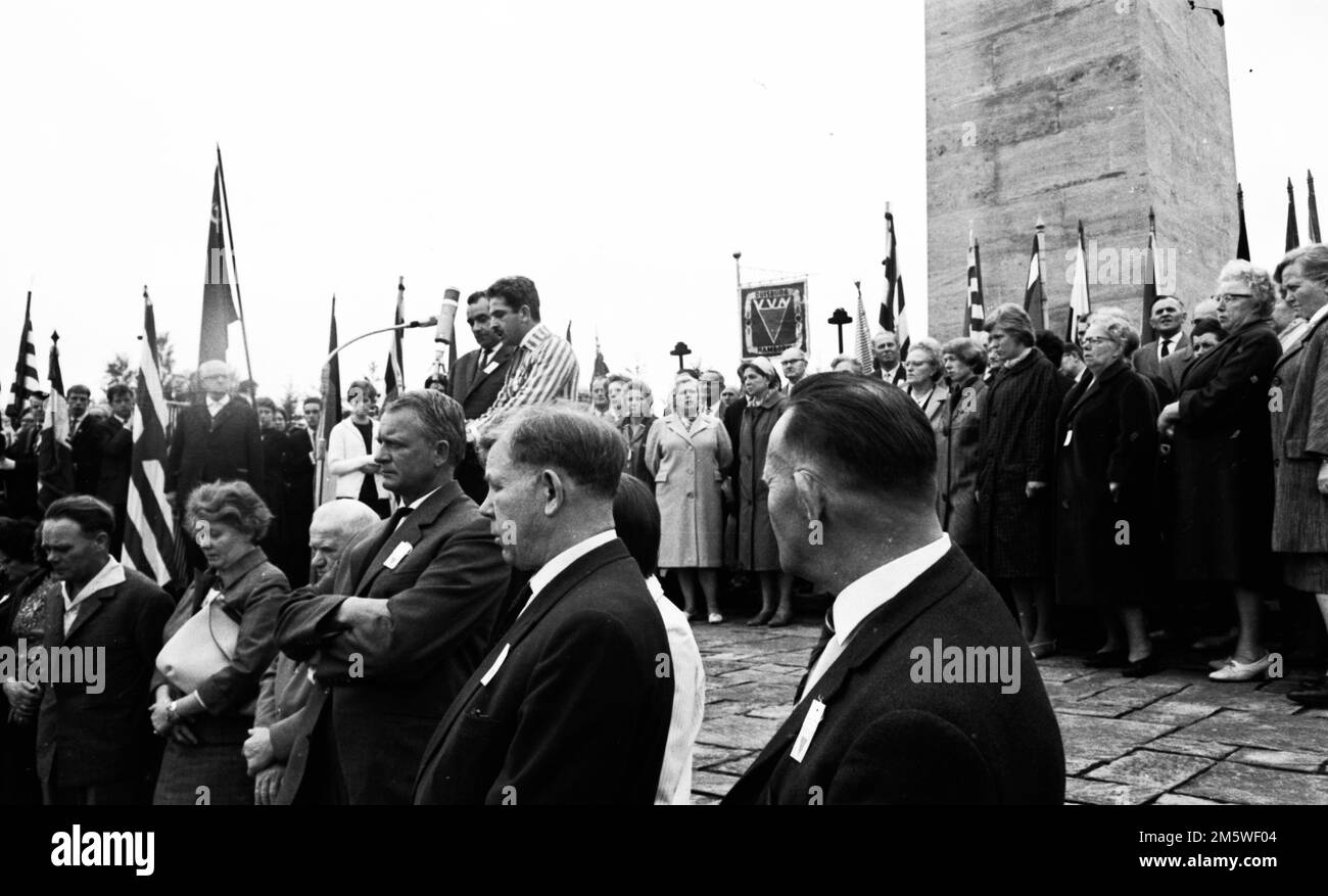 With a memorial rally, here in 1958 in Bergen-Belsen, supporters of the Vereinigung Verfolgter des NS-Regimes (VVN) honoured victims of the Nazi Stock Photo