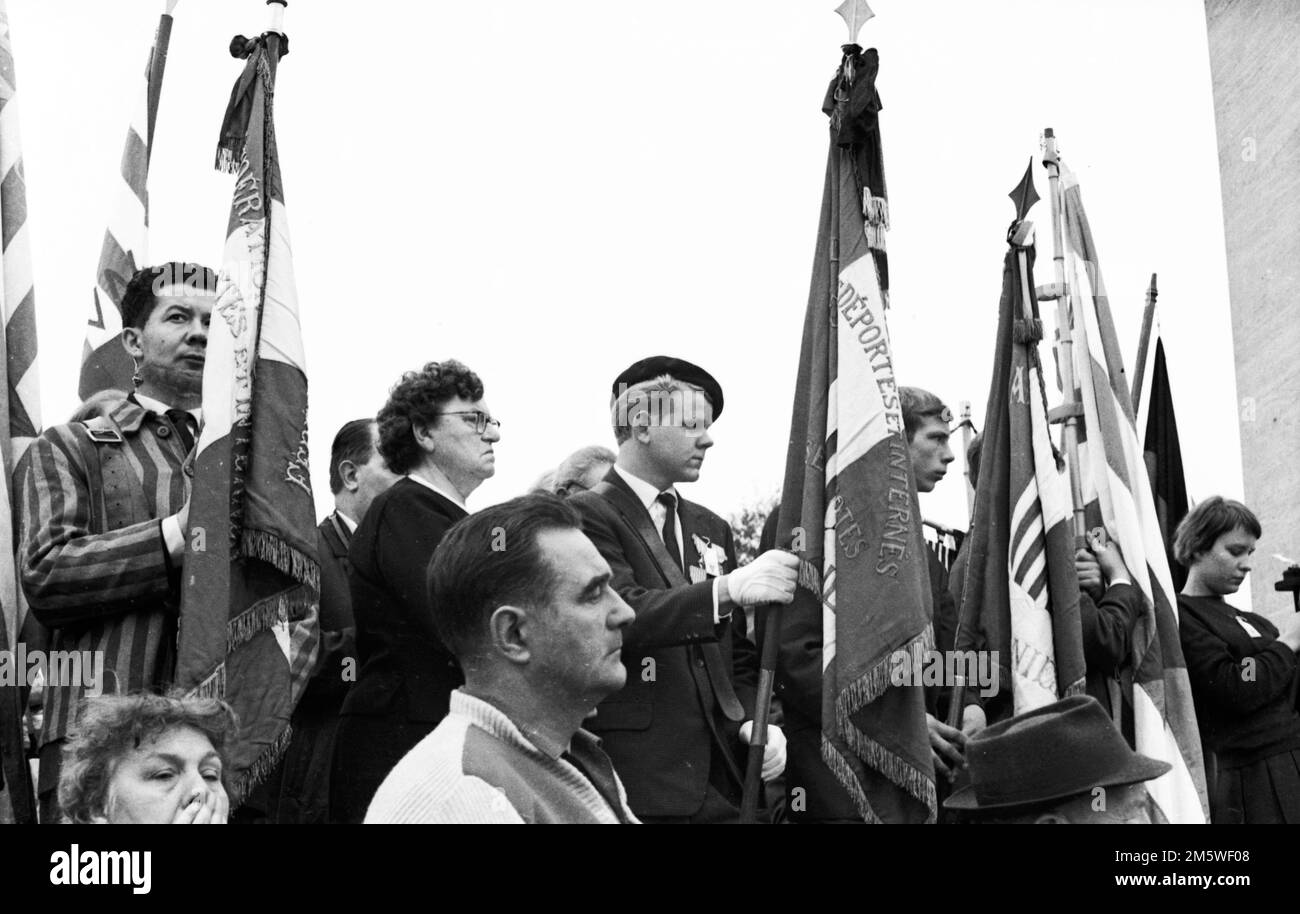 With a memorial rally, here in 1958 in Bergen-Belsen, supporters of the Vereinigung Verfolgter des NS-Regimes (VVN) honoured victims of the Nazi Stock Photo