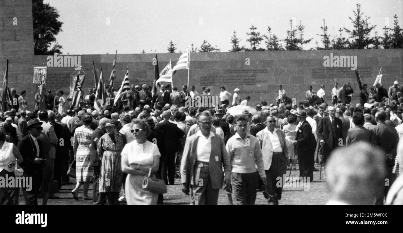 With a memorial rally, here in 1958 in Bergen-Belsen, supporters of the Vereinigung Verfolgter des NS-Regimes (VVN) honoured victims of the Nazi Stock Photo