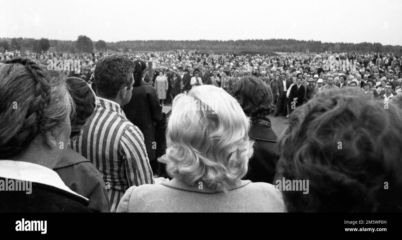 With a memorial rally, here in 1958 in Bergen-Belsen, supporters of the Vereinigung Verfolgter des NS-Regimes (VVN) honoured victims of the Nazi Stock Photo