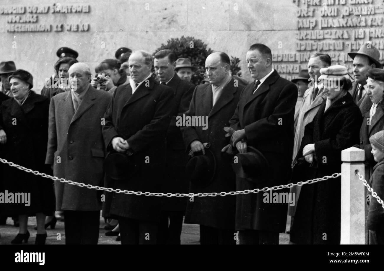 With a memorial rally, here in 1958 in Bergen-Belsen, supporters of the Vereinigung Verfolgter des NS-Regimes (VVN) honoured victims of the Nazi Stock Photo