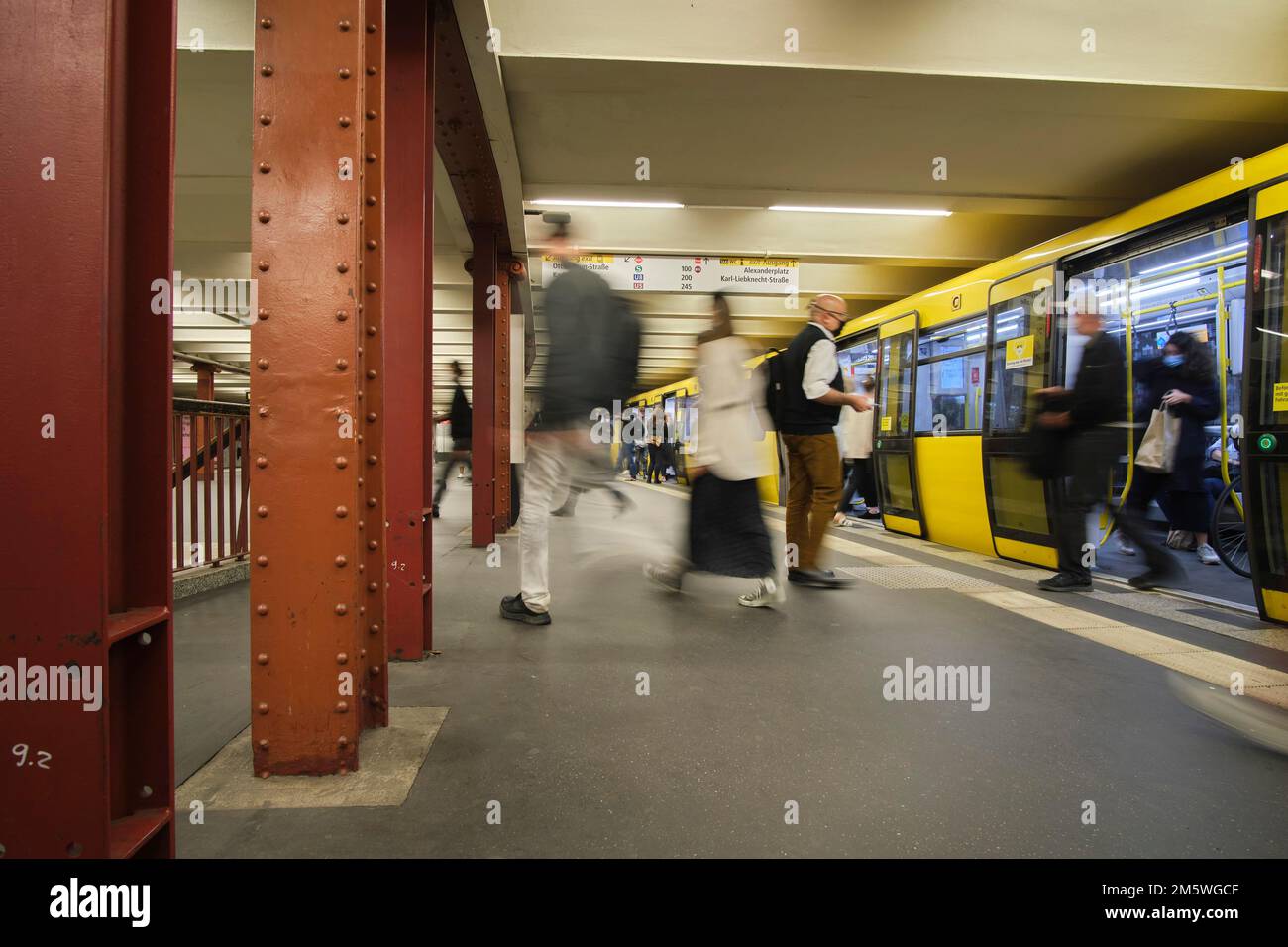 Germany, Berlin, 17. 09. 2020, Alexanderplatz underground station, U2, to Pankow, rushing passengers Stock Photo