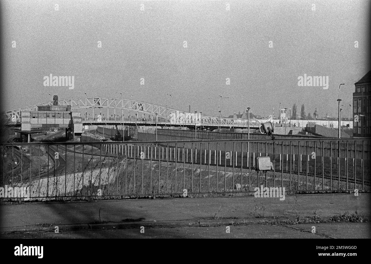 GDR, Berlin, 04. 02. 1990, Behmstrassenbruecke, view towards Boesebruecke (Bornholmer Strasse), C Rolf Zoellner Stock Photo