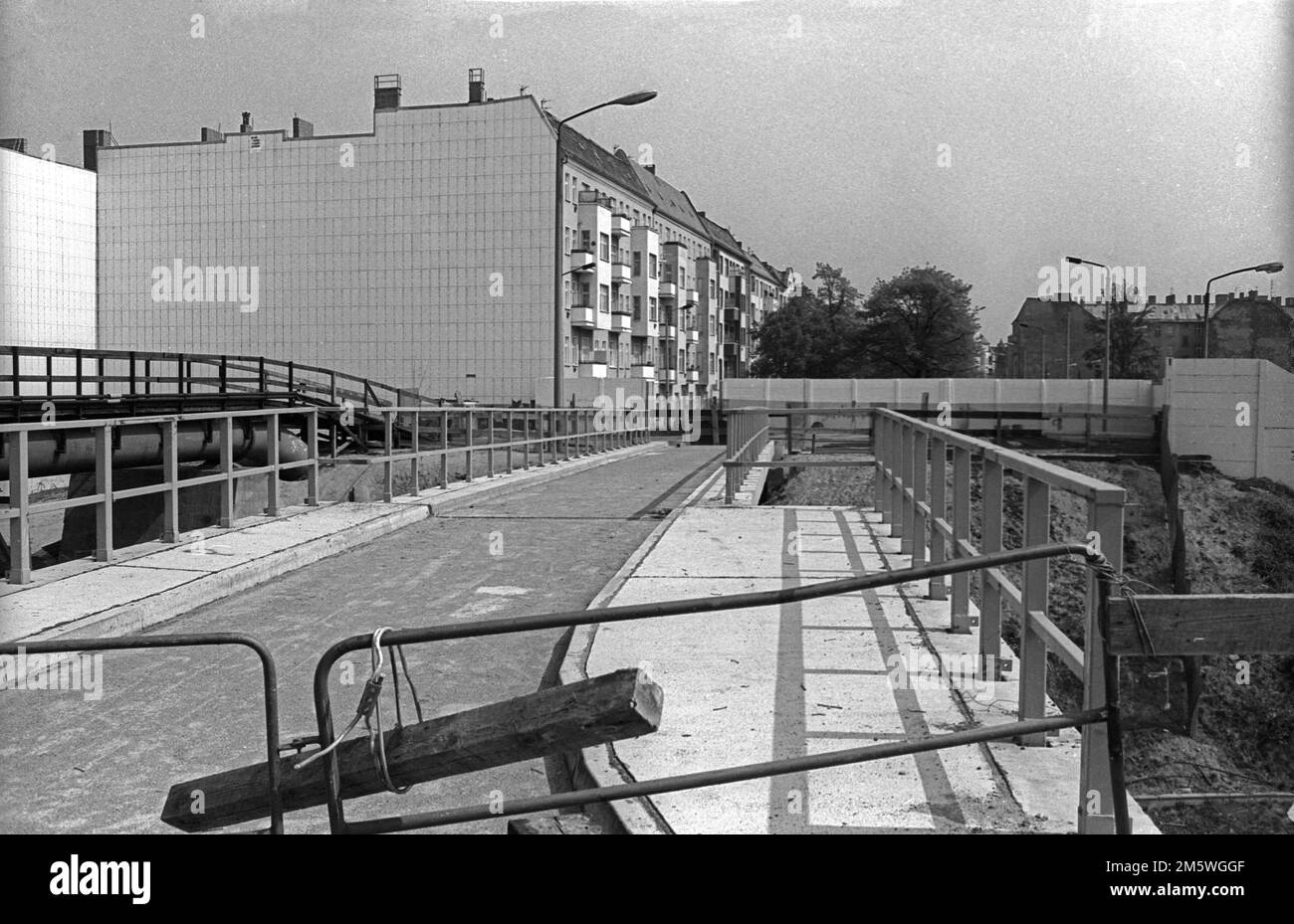 GDR, Berlin, 28. 04. 1990, Behmstrasse bridge, interrupted by the Wall, view of Behmstrasse, C Rolf Zoellner Stock Photo