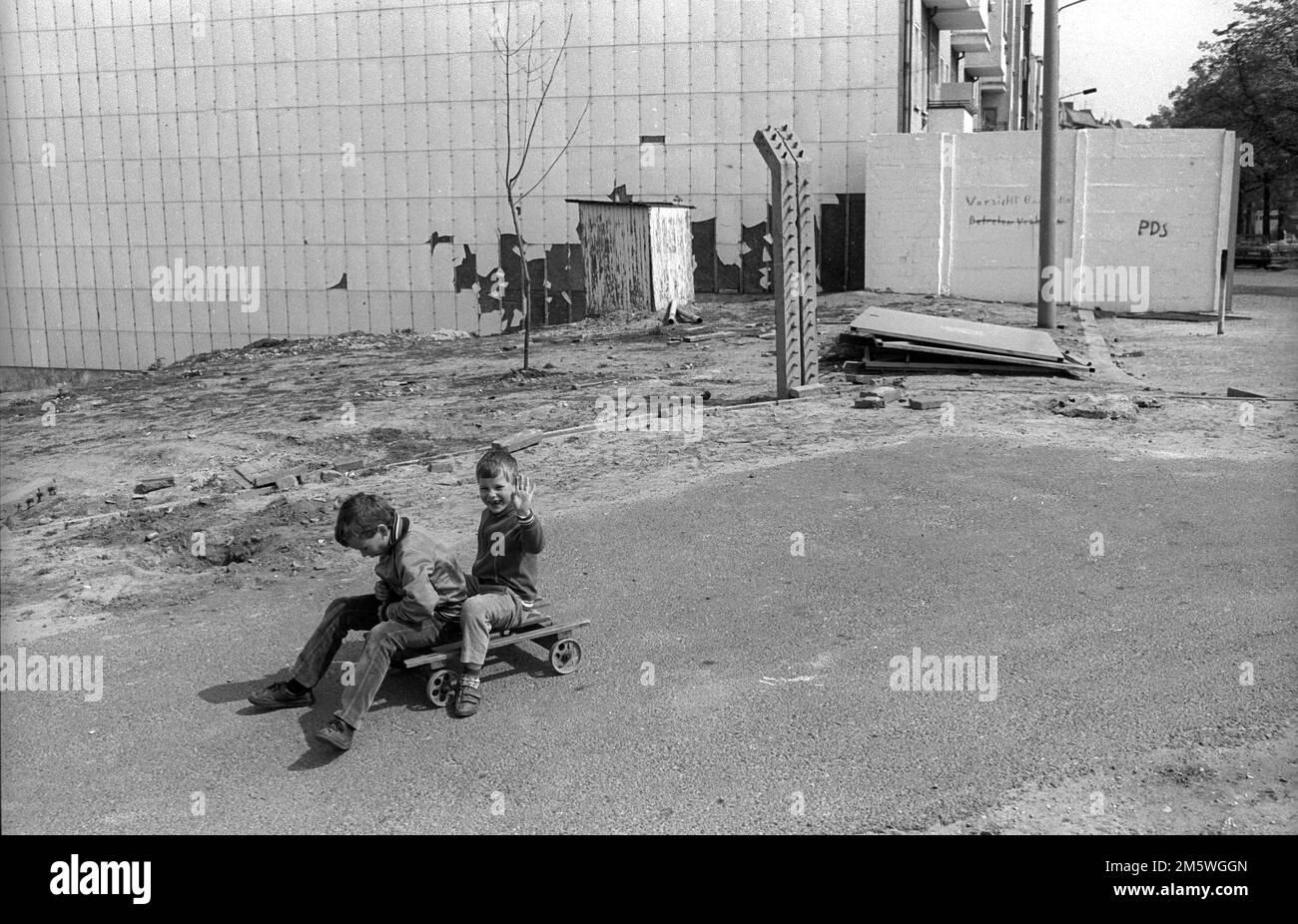 GDR, Berlin, 28. 04. 1990, children at the Wall at the Behmstrassenbruecke, C Rolf Zoellner Stock Photo