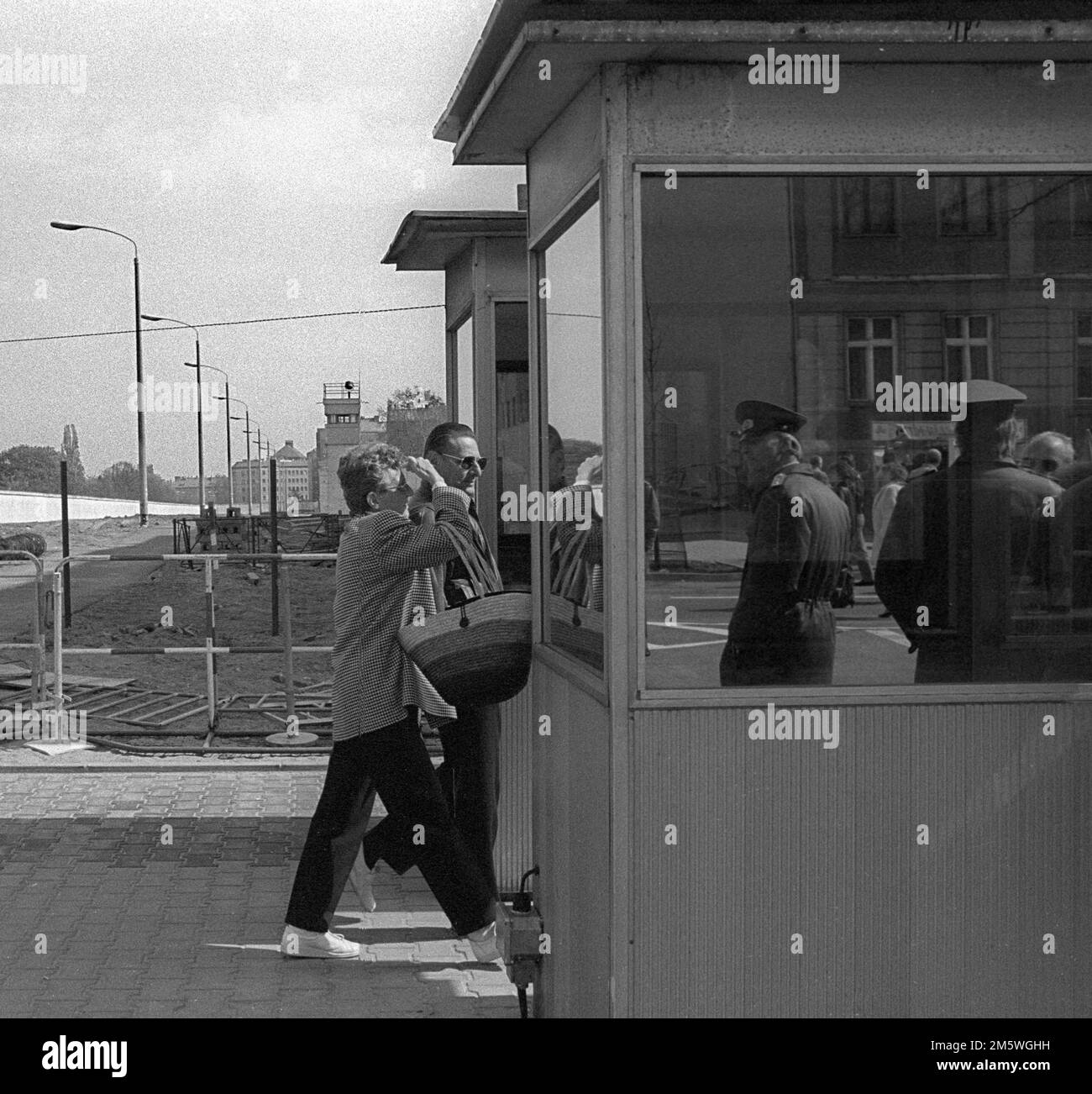GDR, Berlin, 04. 04. 1990, guard house at the Brunnenstrasse border