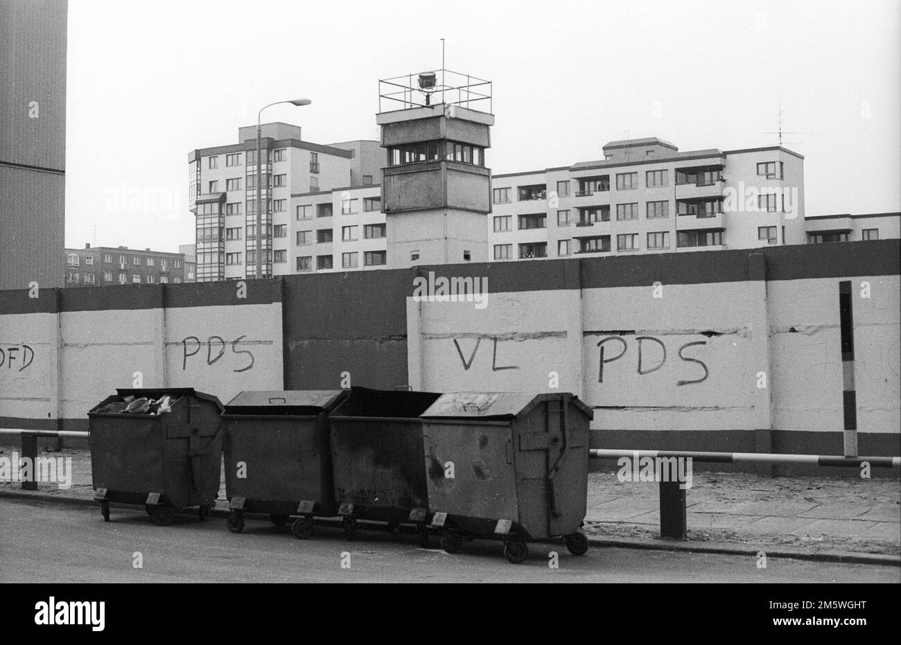 GDR, Berlin, 15. 03. 1990, watchtower and inner wall on Schoenholzer Strasse, C Rolf Zoellner Stock Photo