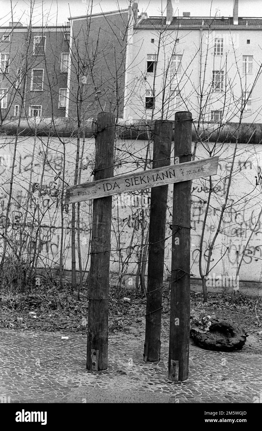 Death of berlin wall victims Black and White Stock Photos &amp; Images - Alamy