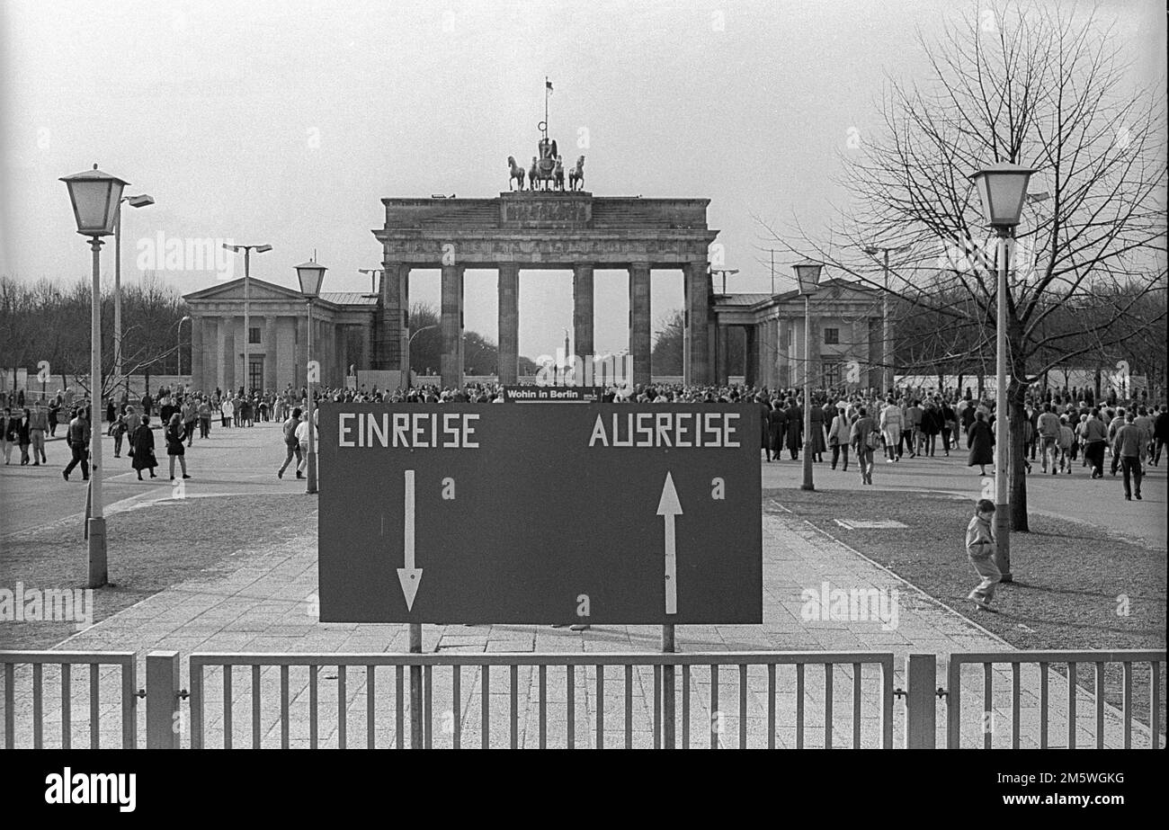 GDR, Berlin, 23. 02. 1990, Brandenburg Gate (border crossing) entry, exit, C Rolf Zoellner Stock Photo