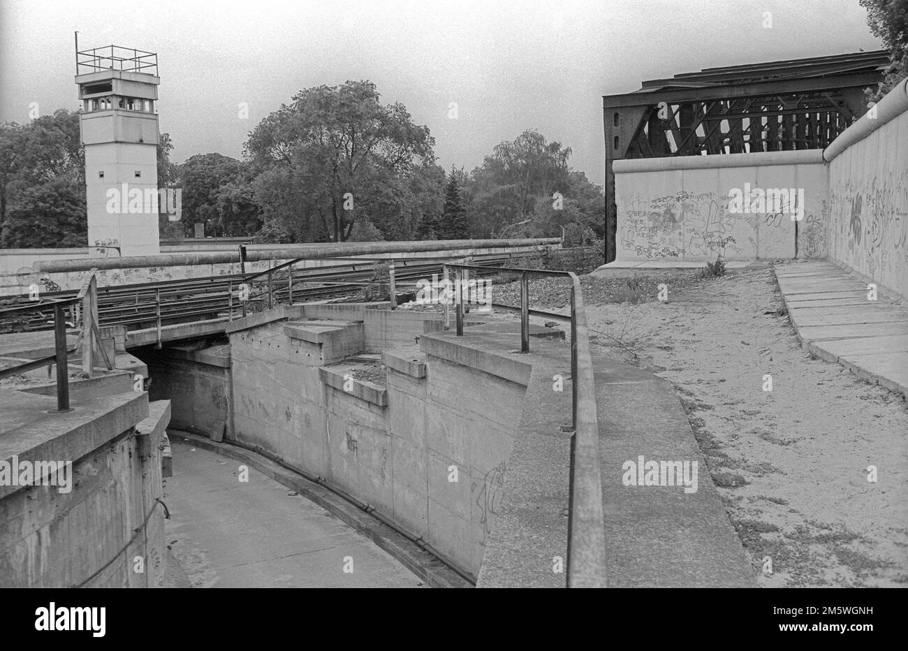 GDR, Berlin, 07. 06. 1990, border guards at the Liesenbruecke, watchtower with S-Bahn, coming from Wedding, between the walls, C Rolf Zoellner Stock Photo