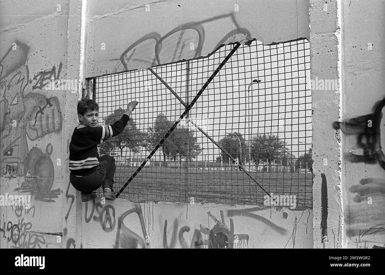 GDR, Berlin, 28 April 1990, child at the Wall, near Bornholmer Strasse, C Rolf Zoellner Stock Photo