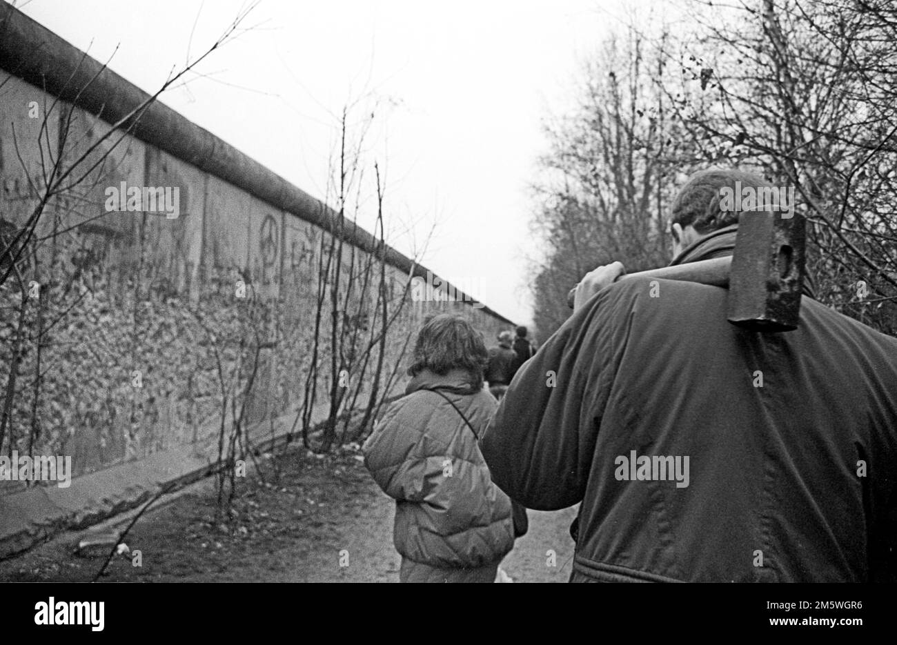 GDR, Berlin, 11. 01. 1990, Wall woodpecker with sledgehammer, C Rolf Zoellner Stock Photo