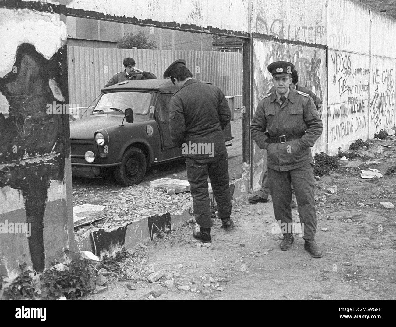 GDR, Berlin, 30. 04. 1990, Wall at Gropiusbau, border guards, NVA, Trabant, C Rolf Zoellner Stock Photo