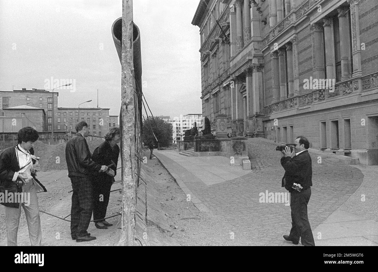 GDR, Berlin, 30. 04. 1990, Wall at the Gropiusbau, tourists, C Rolf Zoellner Stock Photo