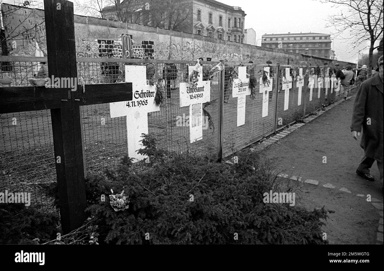 GDR, Berlin, 11. 01. 1990, Crosses of Wall victims, Wall at the Reichstag, C Rolf Zoellner Stock Photo