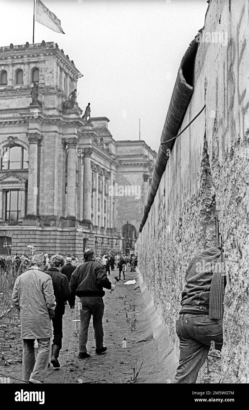GDR, Berlin, 11. 01. 1990, hole in the wall, wall at the Reichstag, C Rolf Zoellner Stock Photo