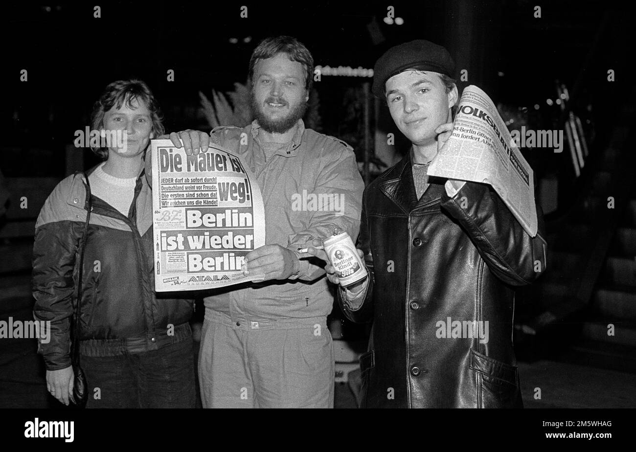 GDR, Berlin, 09. 11. 1989, Opening of the Berlin Wall, Celebration on KuDamm (Kurfuerstendamm), the Bild newspaper: The Wall is gone!, Berlin is Stock Photo