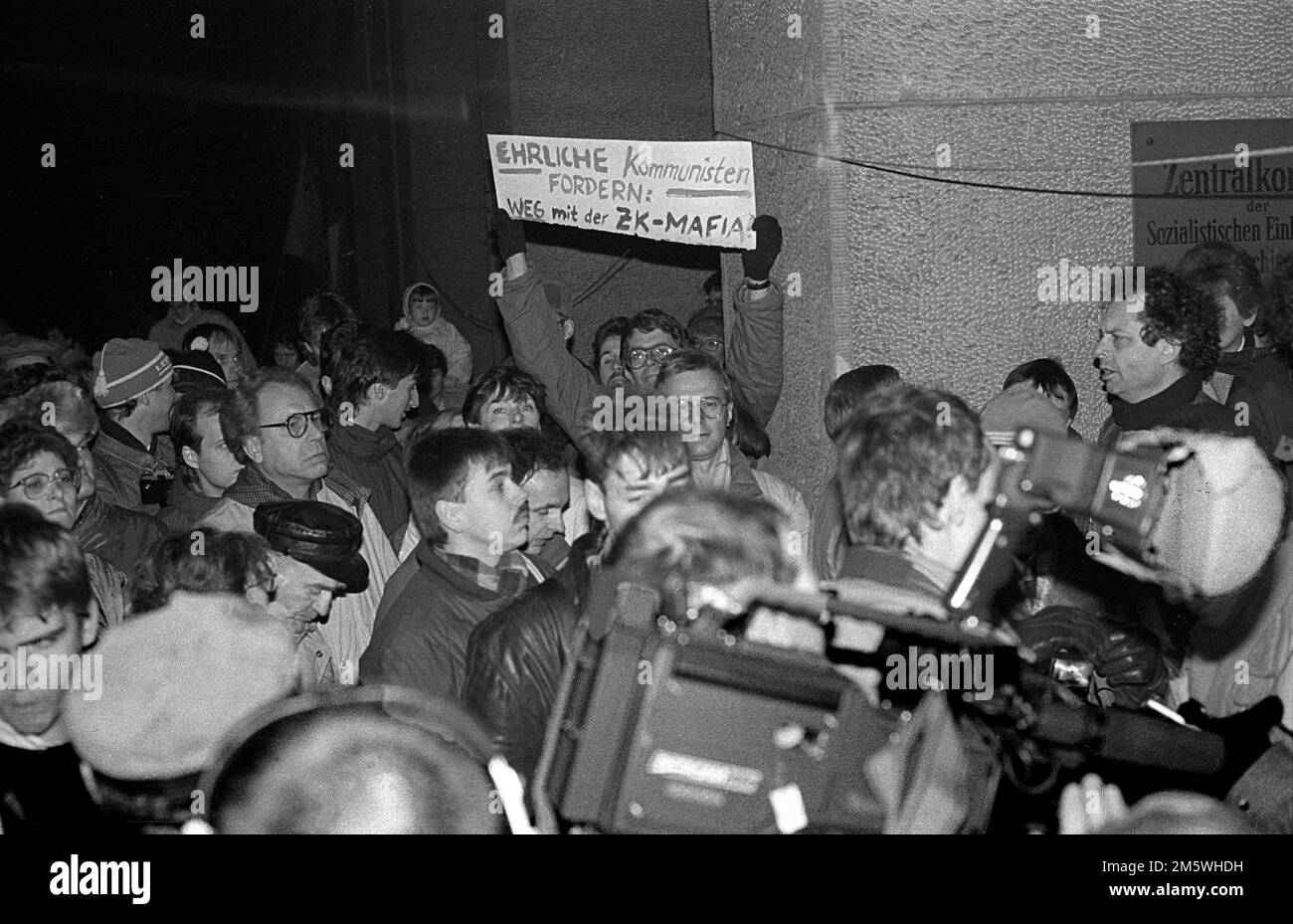 GDR, Berlin, 03. 12. 1989, protest against the SED regime in front of the  ZK of the SED building, inside the ZK of the SED is meeting Stock Photo -  Alamy