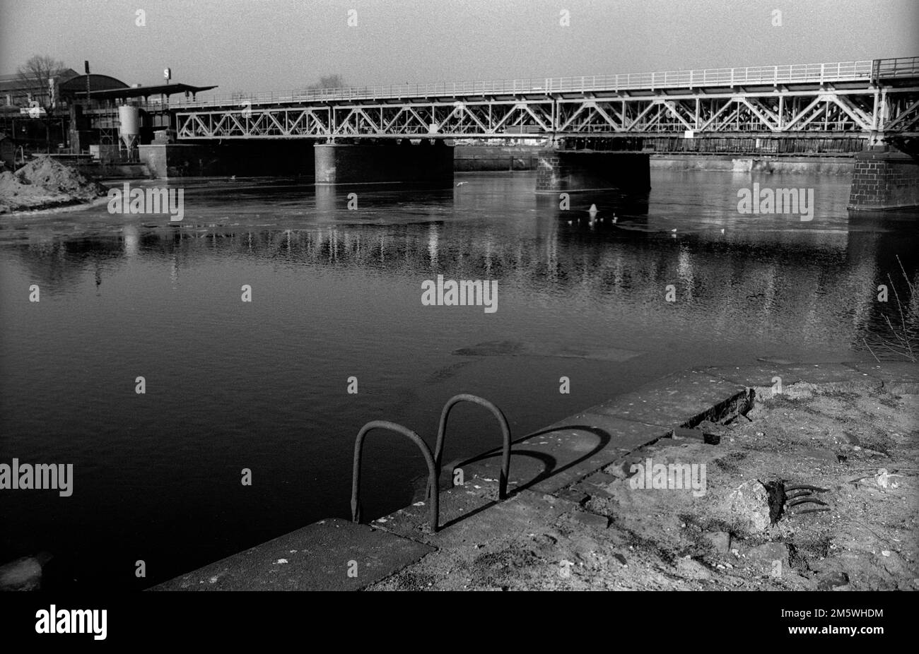 GDR, Berlin, 02. 02. 1990, railway bridge to Lehrter city railway station Stock Photo