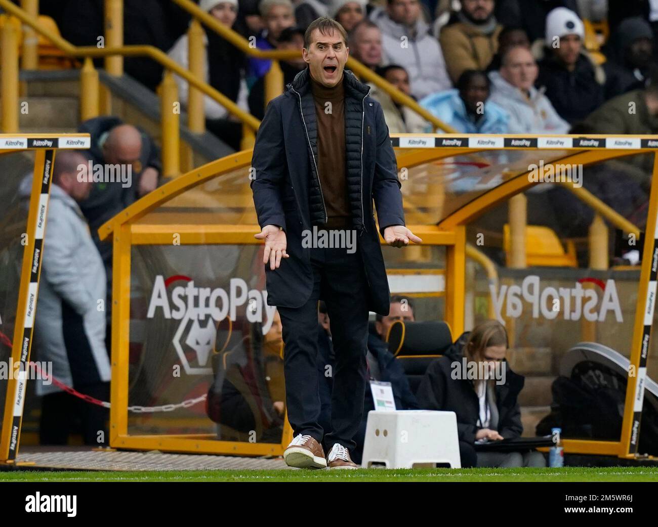 Wolverhampton, UK. 31st December 2022. Julen Lopetegui manager of Wolverhampton Wanderers shouts instructions during the Premier League match at Molineux, Wolverhampton. Picture credit should read: Andrew Yates / Sportimage Credit: Sportimage/Alamy Live News Stock Photo