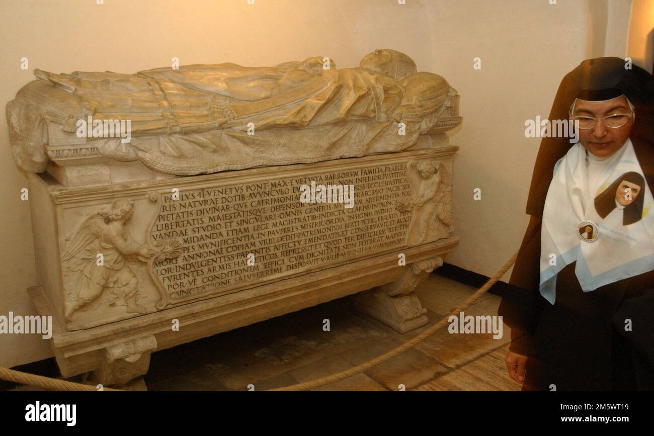 希少　The Tombs of St. Peter & St. Paul The tomb of Saint Peter and his incredible discovery