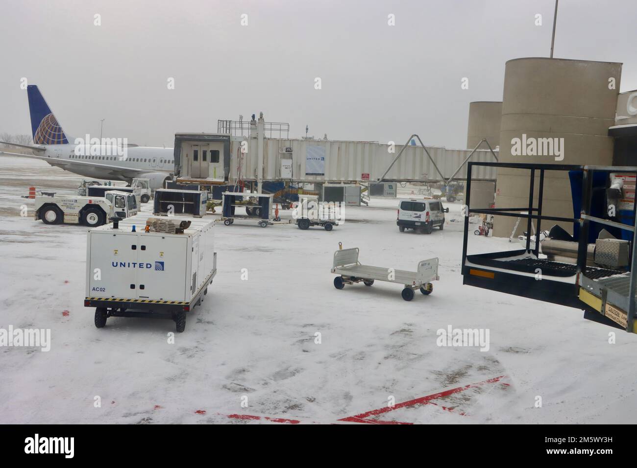United Airlines plane loading at Cleveland Hopkins airport on Christmas Eve after massive snowstorm Stock Photo