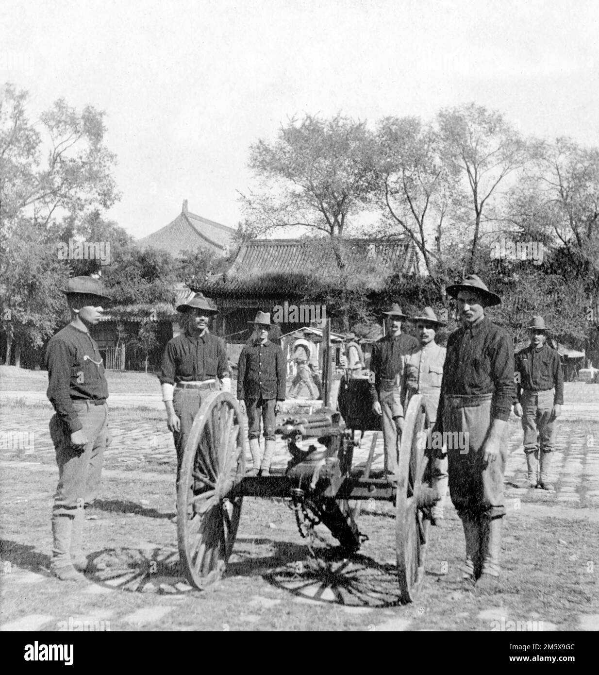 Boxer Rebellion. 9th U.S. Infantry gattling gun detachment in the  court of the Forbidden City, Peking, China. Photo by Keystone View Company., 1900 Stock Photo