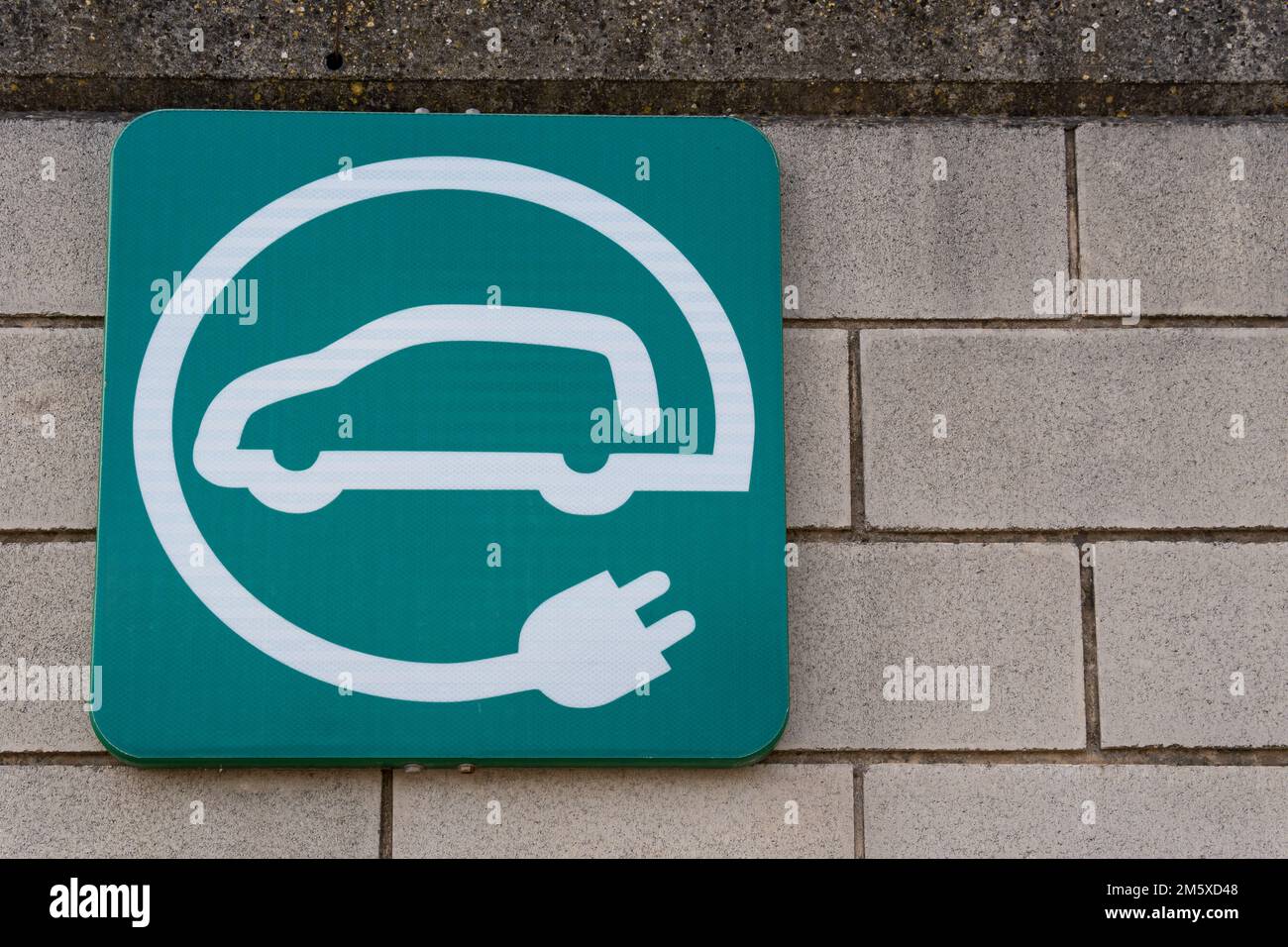 Electric car charging point sign hi-res stock photography and images ...