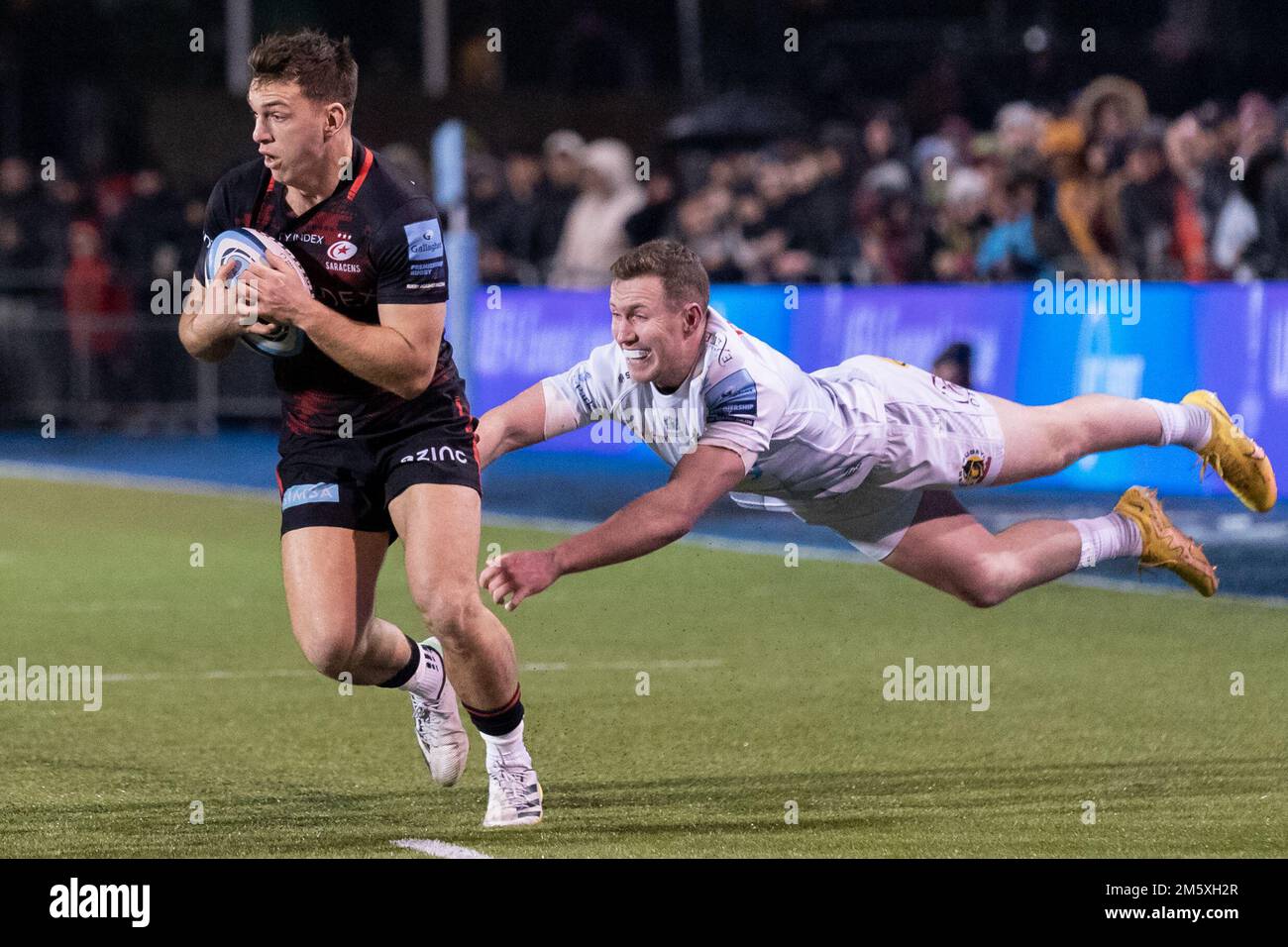 Alex Lewington #23 of Saracens evades  Rory O'Loughlin #23 of Exeter Chiefs during the Gallagher Premiership match Saracens vs Exeter Chiefs at StoneX Stadium, London, United Kingdom, 31st December 2022  (Photo by Richard Washbrooke/News Images) Stock Photo