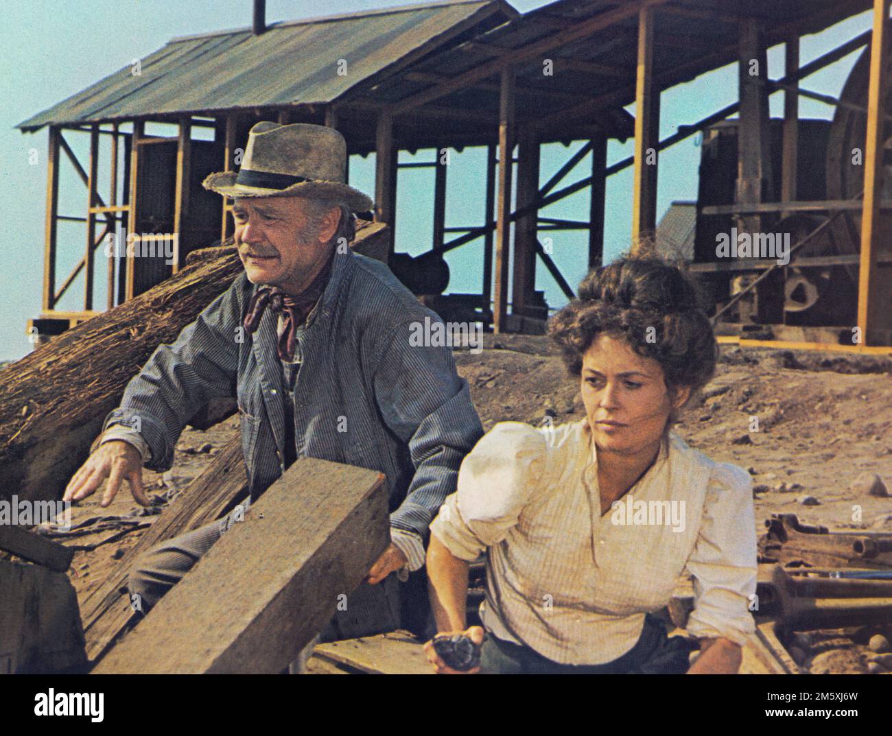 John Mills, Faye Dunaway, on-set of the Film, 'Oklahoma Crude', Columbia Pictures, 1973 Stock Photo