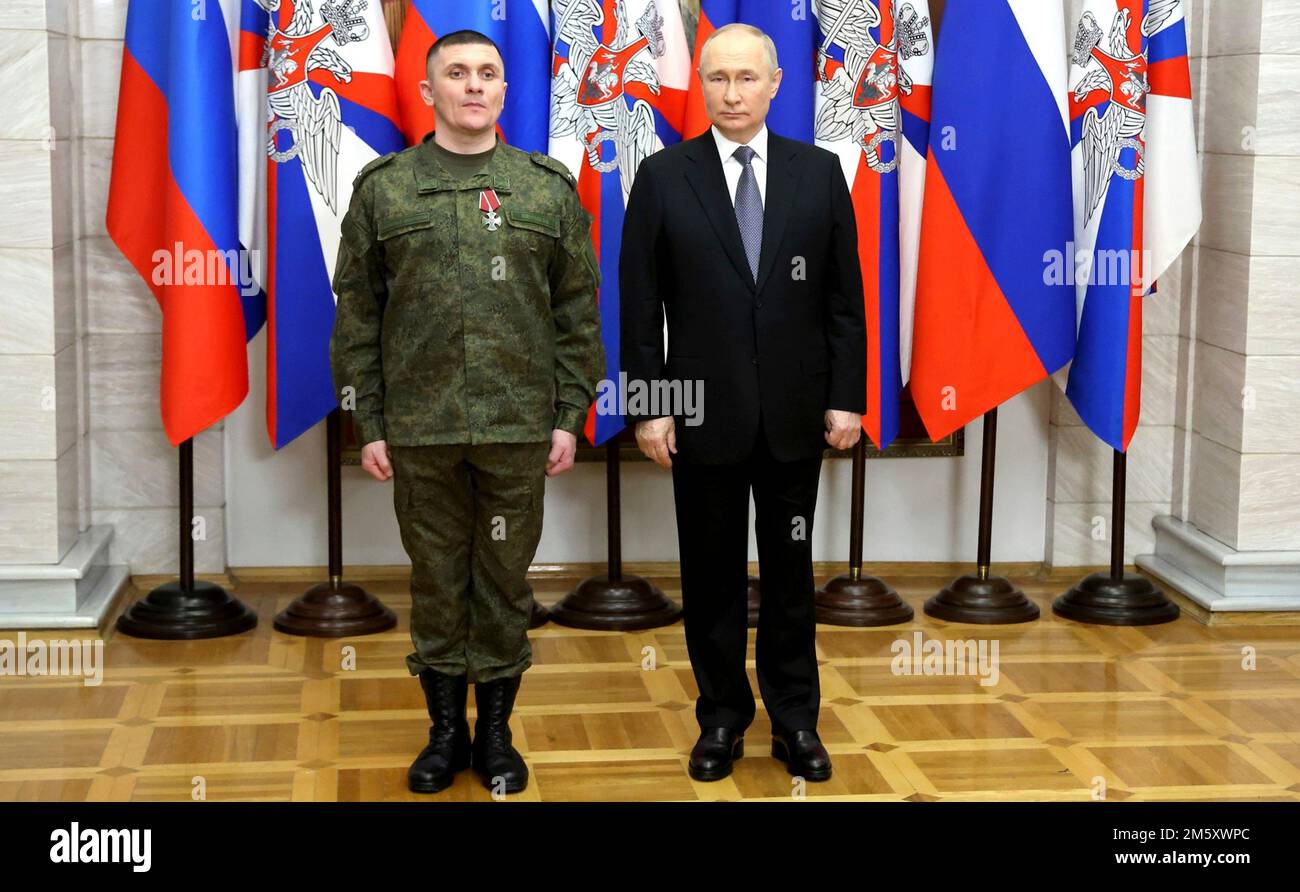 Rostov-on-Don, Russia. 31st Dec, 2022. Russian President Vladimir Putin presents soldiers with the 1st Donetsk Army Corps, 2nd Lugansk-Severodonetsk Army Corps, Donetsk Higher Combined Arms Command School with awards during a ceremony at the Southern Military District headquarters, December 31, 2022 in Rostov-on-Don, Russia. Putin presented awards and delivered his New Year address during the visit. Credit: Mikhail Klimentyev/Kremlin Pool/Alamy Live News Stock Photo