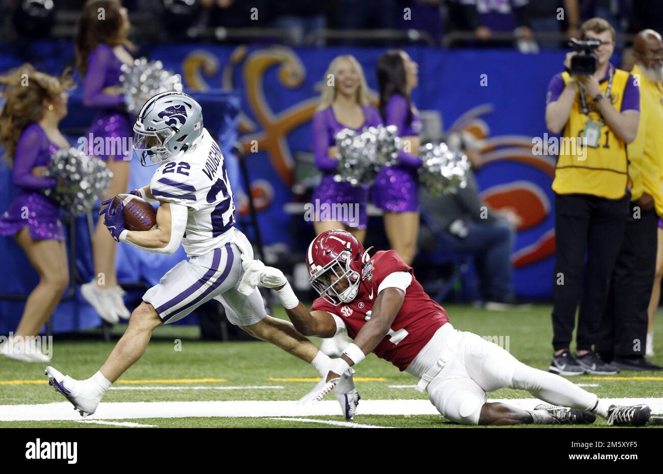 New Orleans, United States. 01st Jan, 2023. Kansas State Wildcats running back Deuce Vaughn (22) outruns Alabama Crimson Tide defensive back Kool-Aid McKinstry (1) during the Sugar Bowl at the Caesars Superdome in New Orleans on Saturday, December 31, 2022. Photo by AJ Sisco/UPI Credit: UPI/Alamy Live News Stock Photo
