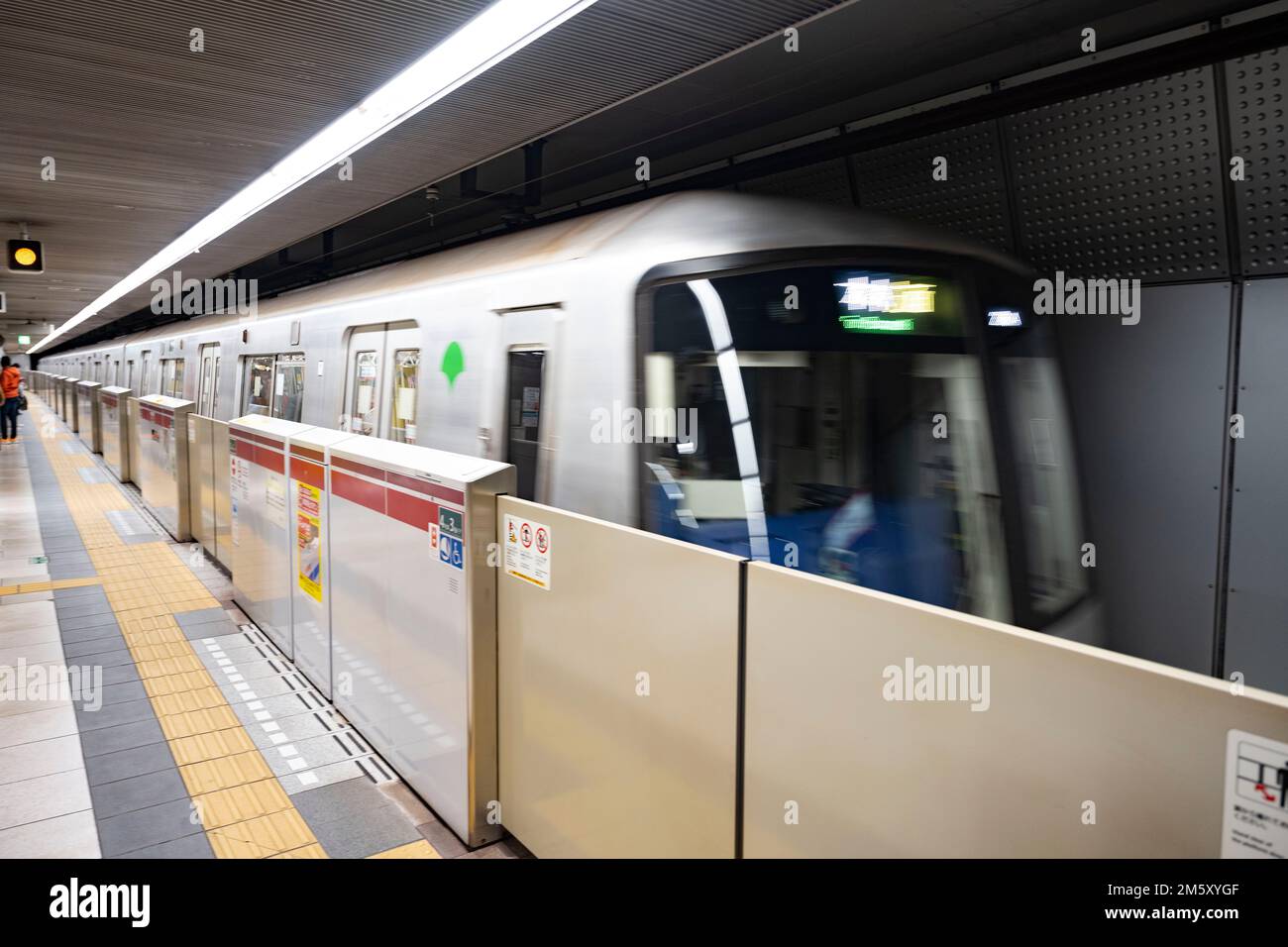 Tokyo, Japan. 31st Dec, 2022. The Toei Subway Odeo Line with holiday commuters riding the public transportation heavy rail rapid transit line. Tokyo Metro, New Years has recently reopened to tourism Tokyo, Japan. 31st Dec, 2022. The Toei Subway Odeo Line with holiday commuters riding the public transportation heavy rail rapid transit line. Tokyo Metro, New Years has recently reopened to tourism