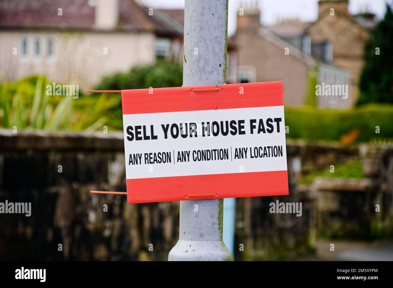 Sell your house fast sign outside residential area during property crisis Stock Photo