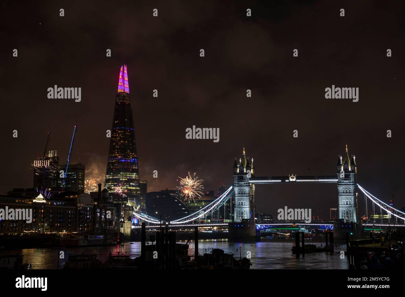 The Shard, London, UK. 1st Jan 2023. New Year celebrations commence with fireworks and a light show at The Shard and in front of Tower Bridge. Credit: Stuart Robertson/Alamy Live News Stock Photo