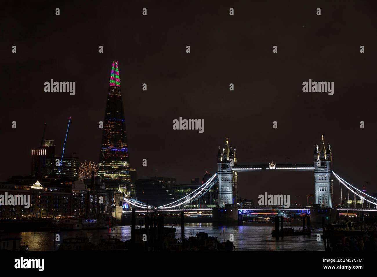 The Shard, London, UK. 1st Jan 2023. New Year celebrations commence with fireworks and a light show at The Shard and in front of Tower Bridge. Credit: Stuart Robertson/Alamy Live News Stock Photo