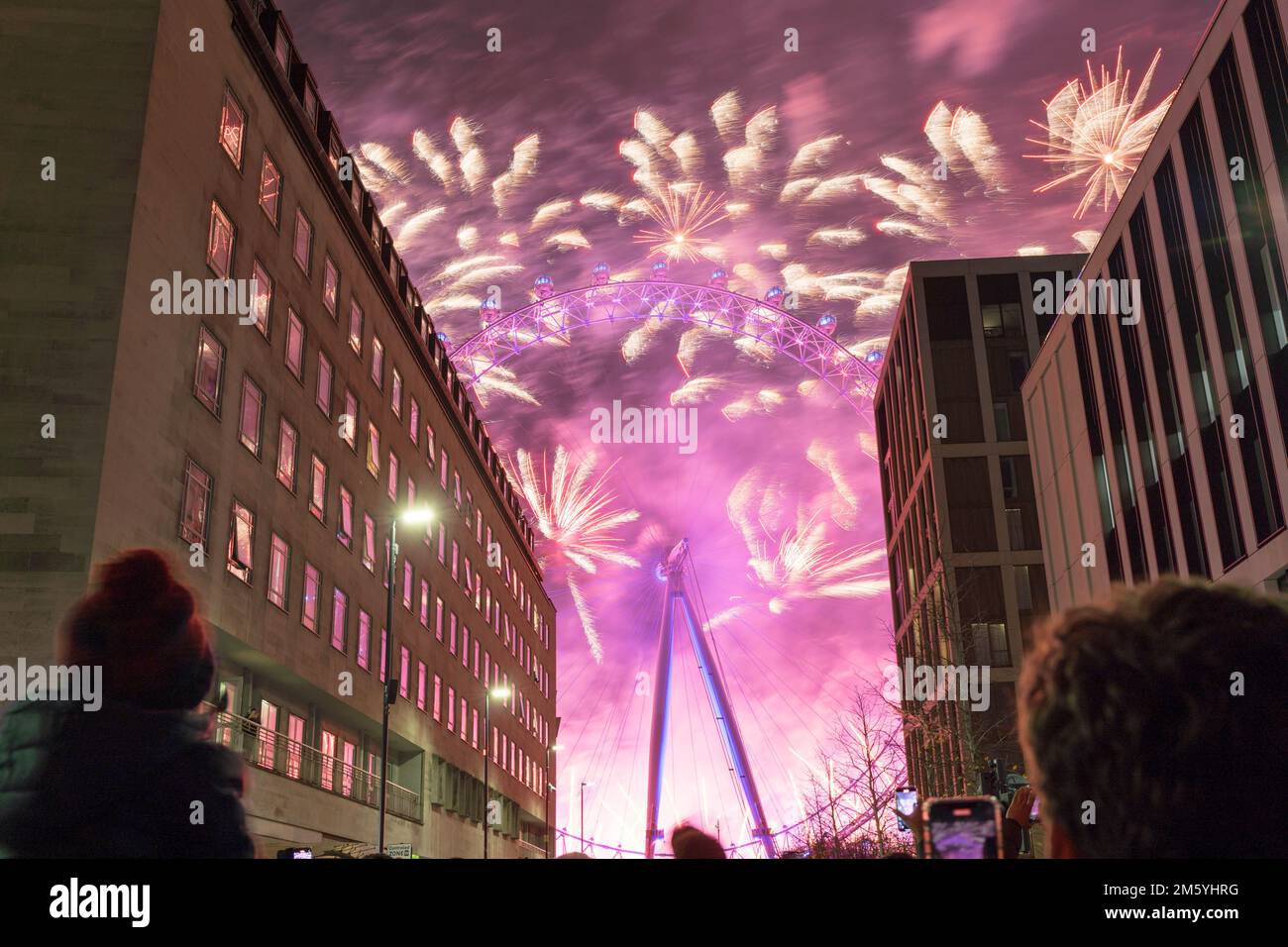 London UK. 1st January 2023. London ringing in 2023 New Year with fireworks at London Eye, a traditional new year celebration party in central London, UK. Credit: glosszoom/Alamy Live News Stock Photo