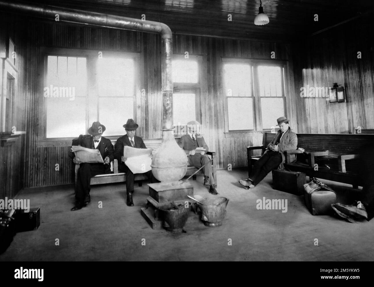 1920s railroad station Black and White Stock Photos & Images Alamy