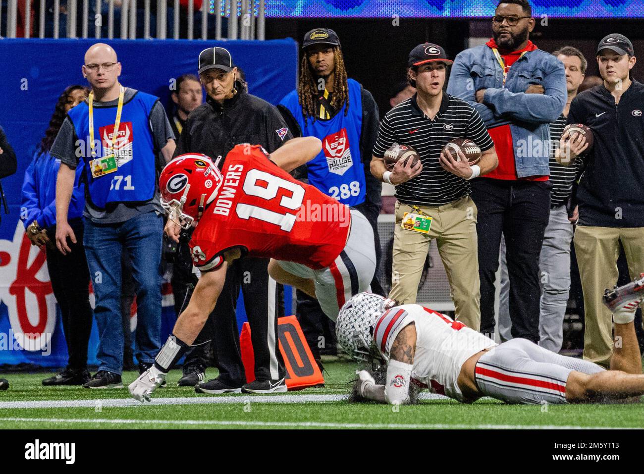 Atlanta, GA, USA. 1st Jan, 2023. Georgia Bulldogs tight end Brock Bowers (19) fights for the first down during the second half of the 2022 Chick-fil-a Peach Bowl against the Ohio State Buckeyes at Mercedes-Benz Stadium in Atlanta, GA. (Scott Kinser/CSM). Credit: csm/Alamy Live News Stock Photo