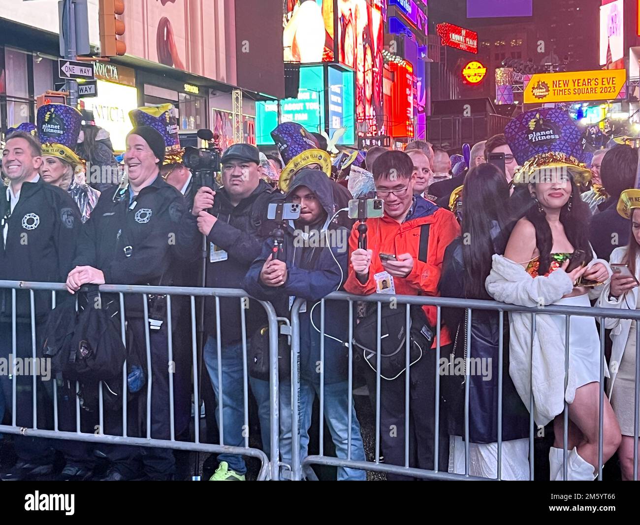 Description: New York City, United States. 31st December, 2022. The longstanding tradition of Times Square ball drop during New Year Eve returned to full capacity after two years of scaled-back festivities because of the coronavirus pandemic. Credit: Ryan Rahman/Alamy Live News Stock Photo