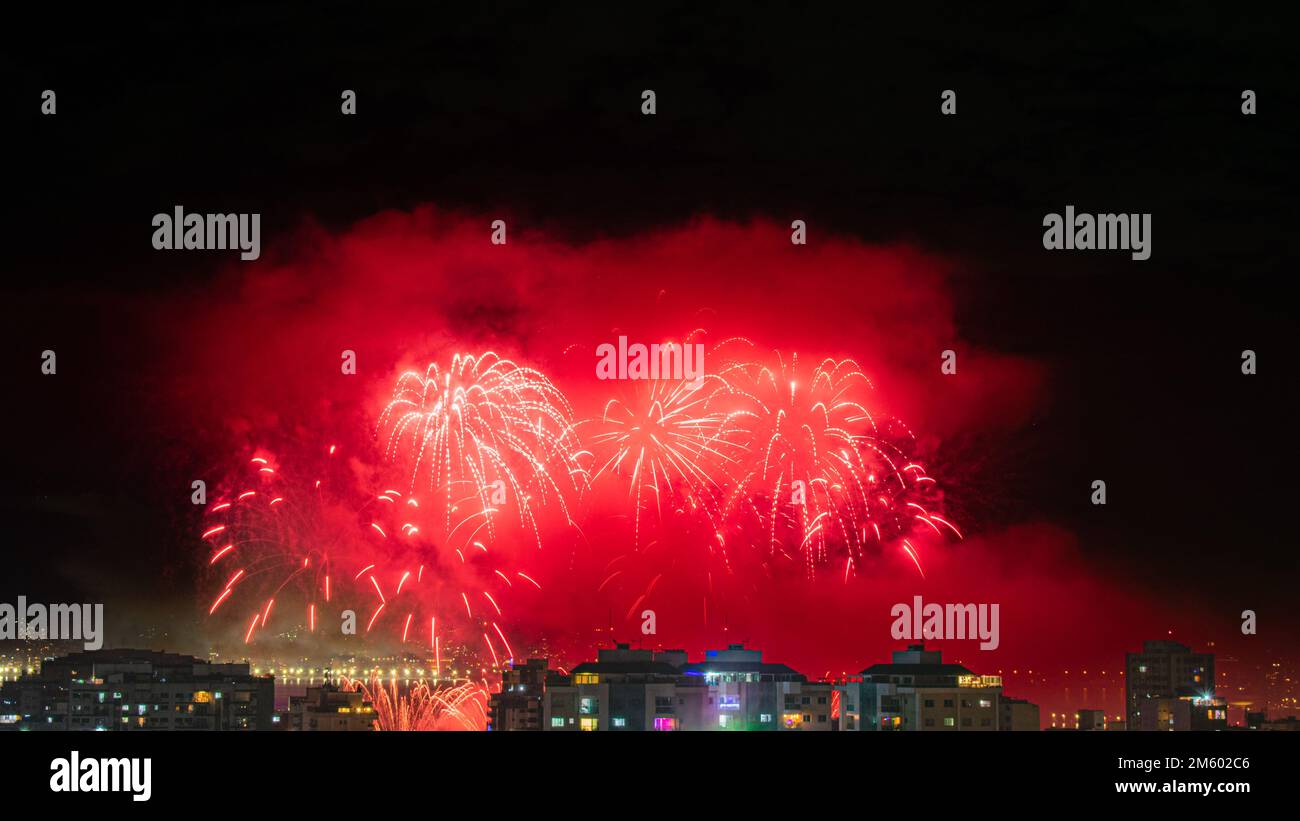 NITERÓI, RIO DE JANEIRO, BRAZIL – 01/01/2023: Night photo of the arrival of the New Year (Réveillon) with fireworks in the sky of a Brazilian city Stock Photo