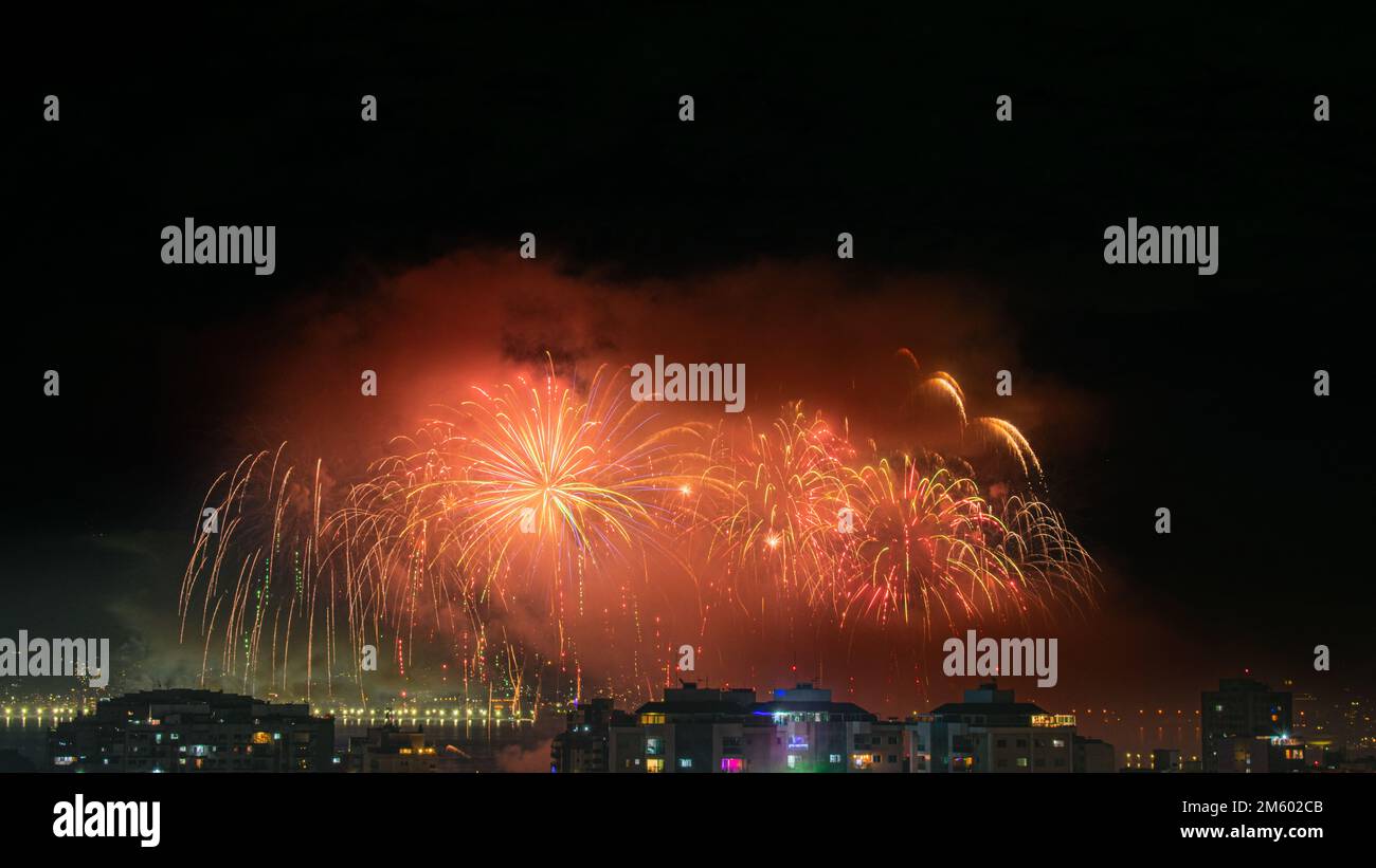 NITERÓI, RIO DE JANEIRO, BRAZIL – 01/01/2023: Night photo of the arrival of the New Year (Réveillon) with fireworks in the sky of a Brazilian city Stock Photo