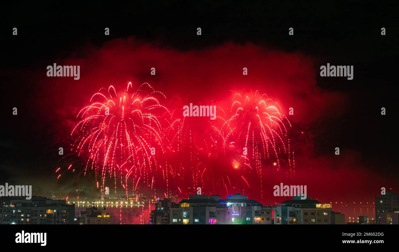 NITERÓI, RIO DE JANEIRO, BRAZIL – 01/01/2023: Night photo of the arrival of the New Year (Réveillon) with fireworks in the sky of a Brazilian city Stock Photo